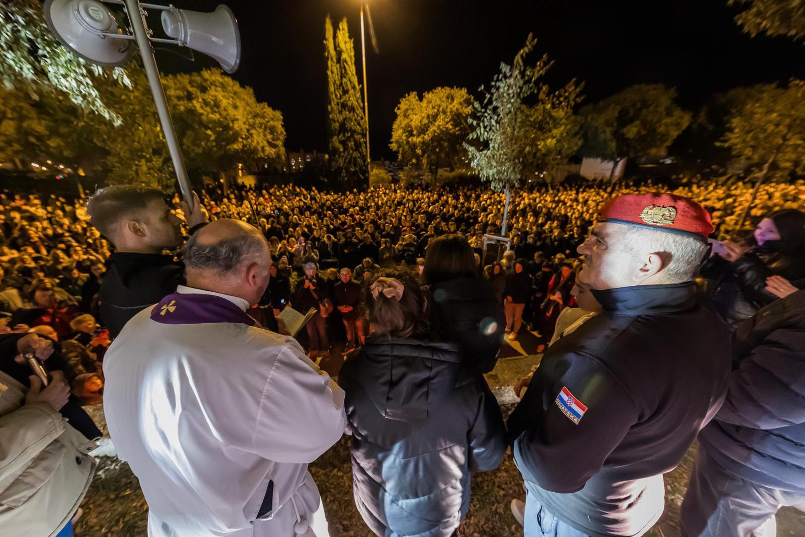 18.11.2023., Split - Mimohod Torcide od pocetka Vukovarske ulice do murala posvecenih Gradu heroju Vukovaru i junacima Domovinskog rata. Photo: Zvonimir Barisin/PIXSELL