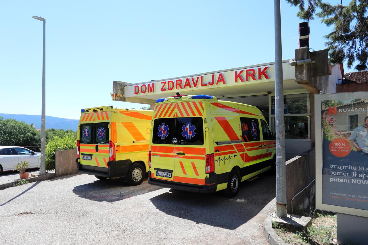 Krk: Vozila Hitne pomoći pred Domom zdravlja