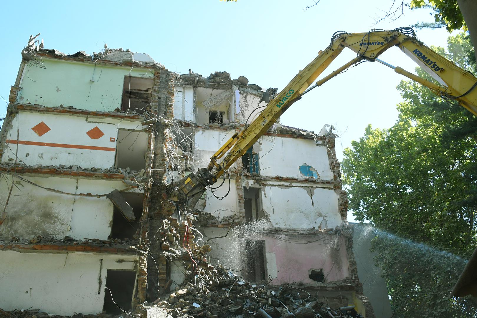 Nakon gotovo četiri godine, započelo je rušenje zgrada u Ulici Hrvatskog narodnog preporoda u Sisku. 