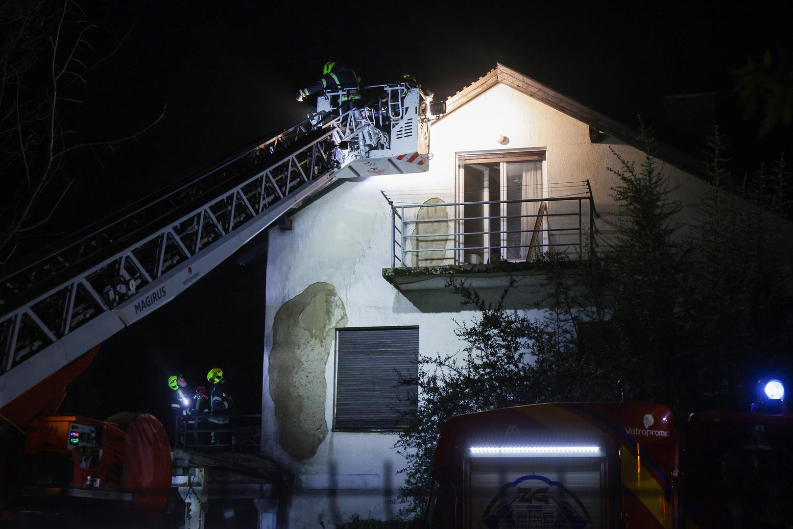 01.11.2023., Zagreb - Pozar na kuci u Kostelskoj ulici. Vatrogasci gase pozariste.  Photo: Luka stanzl/PIXSELL