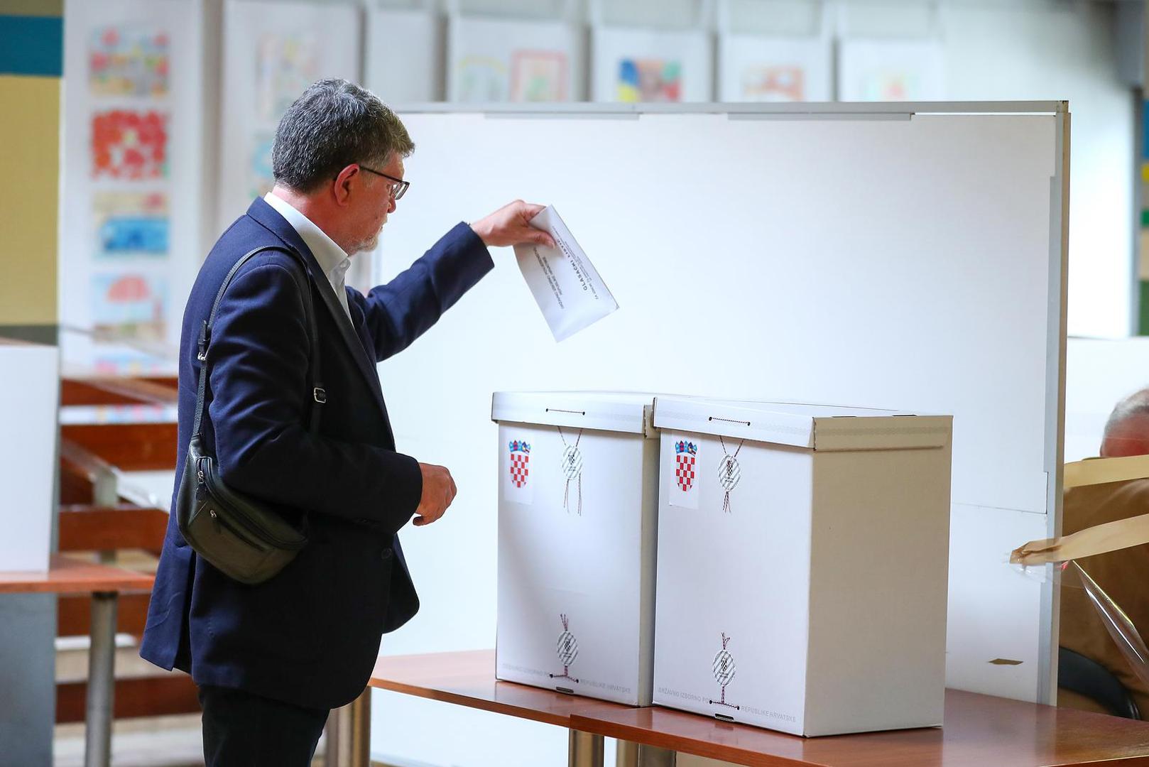 09.06.2024., Zagreb - Tonino Picula iz SDP-a zajedno sa suprugom glasovao je na birackom mjestu 21 u OS Matka Laginje u Ulici Matka Laginje 13. Photo: Matija Habljak/PIXSELL