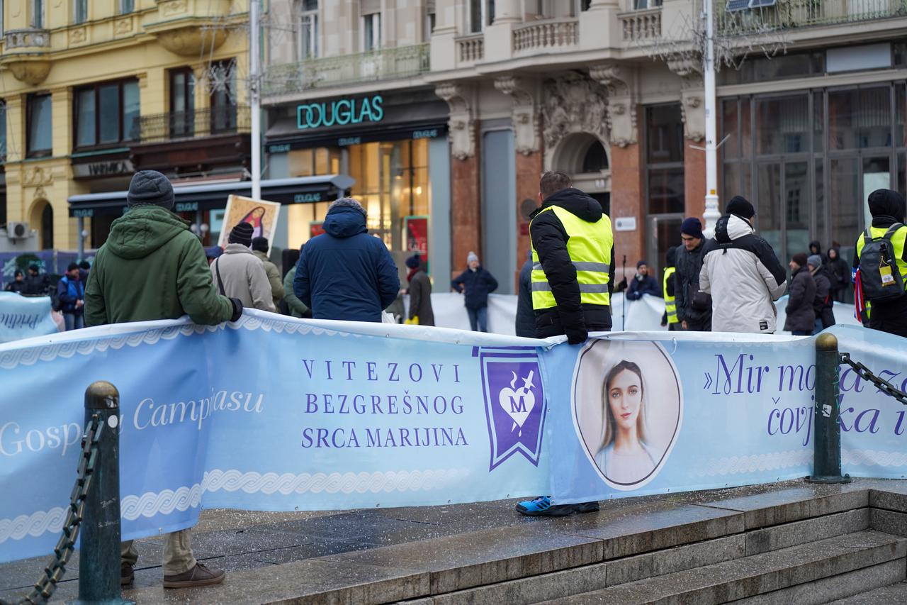 Zagreb: Molitelji su se okupili na Trgu bana J. Jelačića