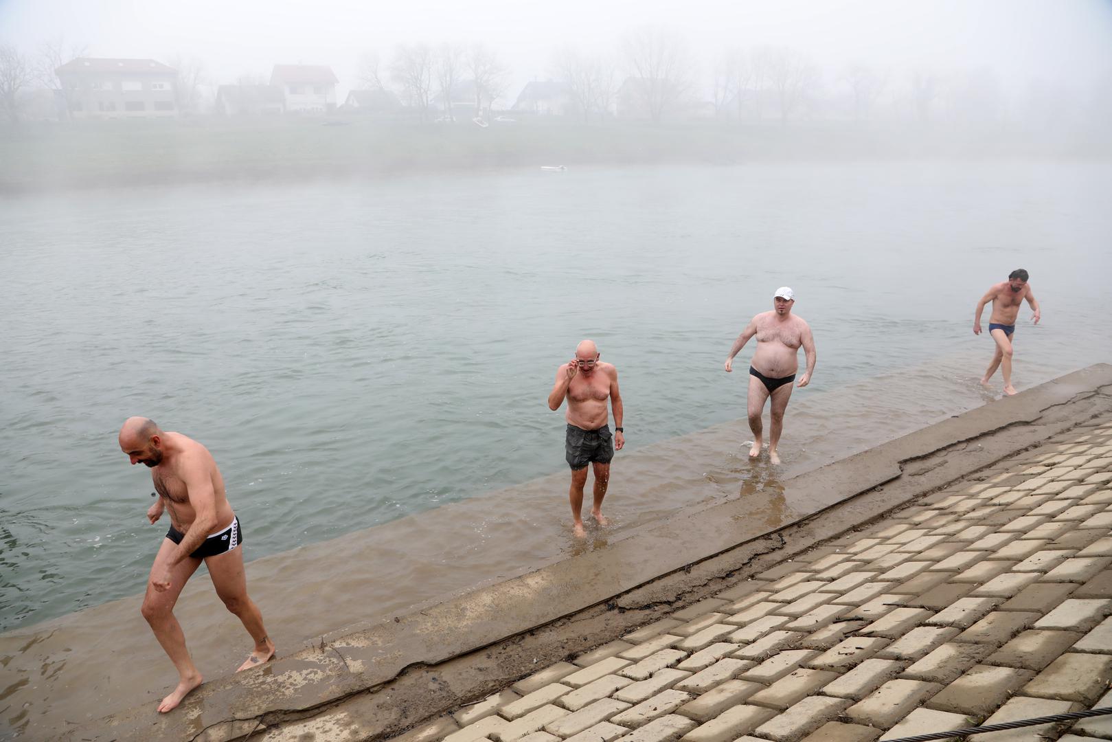 Zadrani su se, po deveti put, okupili na obali, a točno u podne hrabri kupači krenuli su u "nove pobjede". Sve vrijeme ostali okupljeni su ih bodrili, ali, naravno, s kopna.