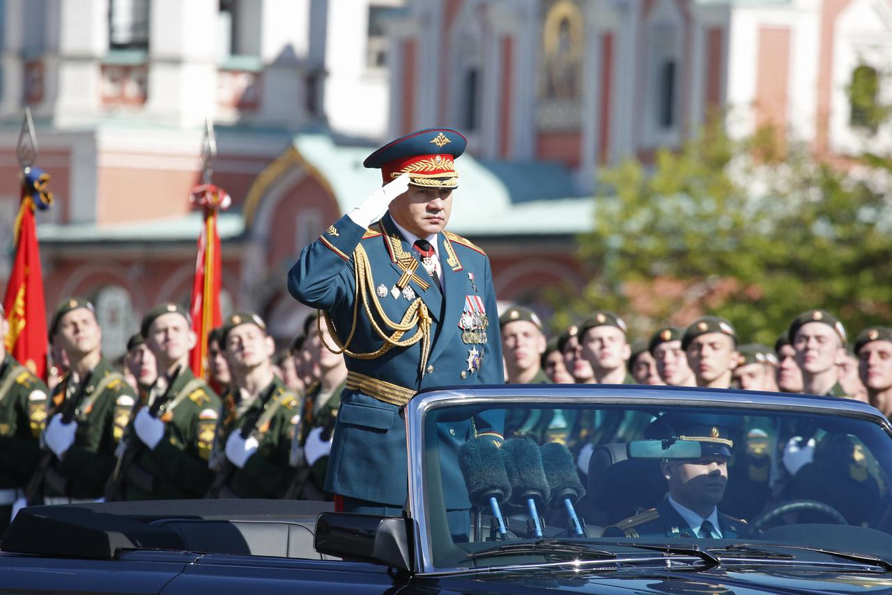 Russian Defence Minister Sergei Shoigu (C) salutes during the Victory Day parade in Moscow's Red Square May 9, 2014. Russia celebrates the 1945 victory over Nazi Germany on May 9. REUTERS/Grigory Dukor (RUSSIA  - Tags: POLITICS MILITARY ANNIVERSARY) - RTR