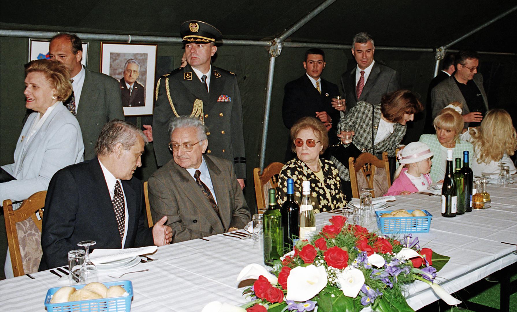 30.5.1997., Zagreb - Vojni mimohod Oruzanih snaga Republike Hrvatske odrzan je na zagrebackom Jarunu pred vrhovnim zapovjednikom OS RH i predsjednikom RH dr. Franjom Tudjmanom, brojnim uglednicima i gradjanima. Na slici Ankica i Franjo Tudjman s ministrom obrane Gojkom Suskom, obitelji Tudman i visokim uzvanicima u satoru na slavlju nakon mimohoda.  Photo: Sinisa Hancic/HISTORY I/C