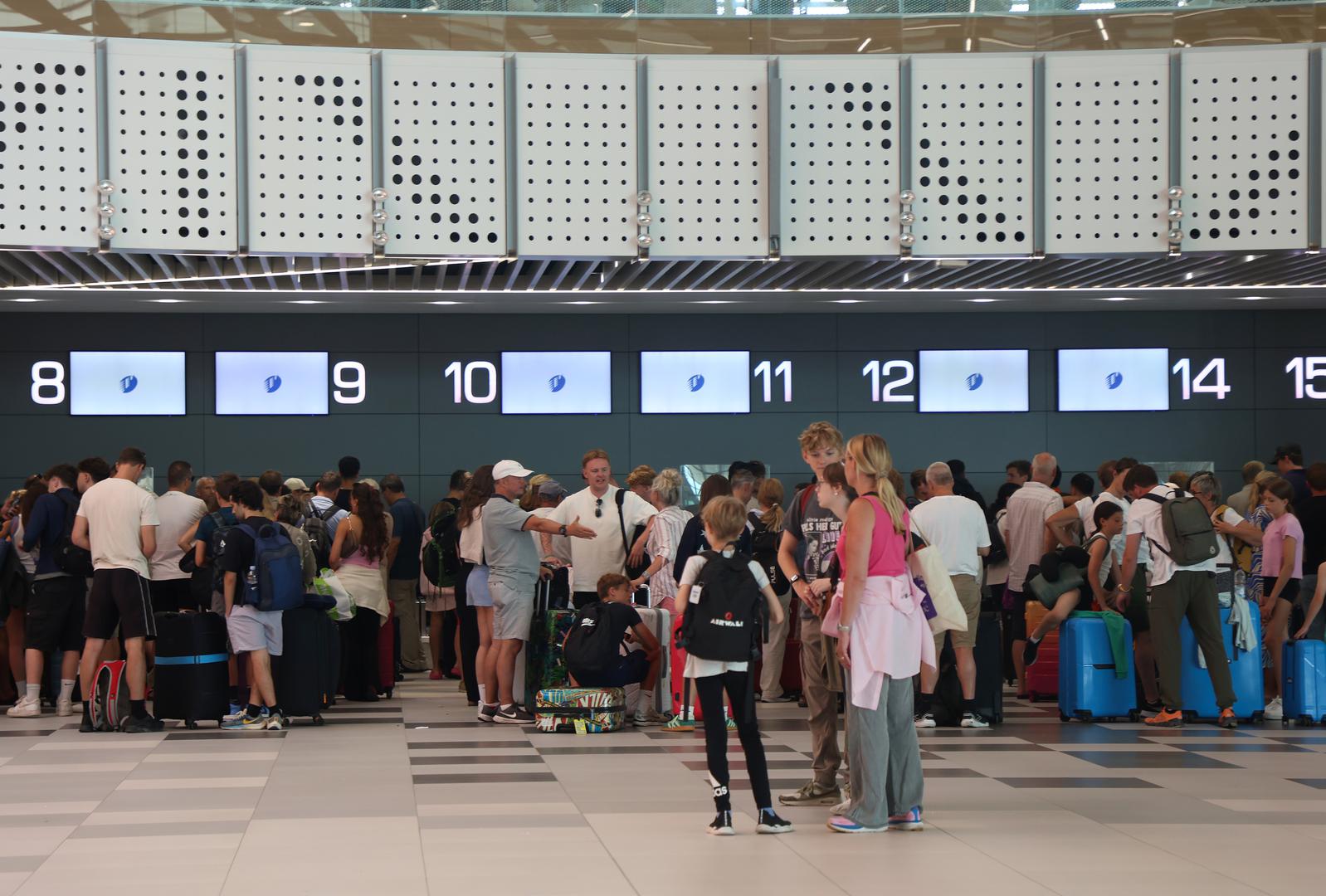 O stanju na aerodromu jutros je izvijestio i pomoćnik direktora splitske Zračne luke Pero Bilas, kazavši da je u toj luci, čiji su informatički sustav sinoć napali hakeri, u utorak ujutro otežan promet zbog izostanka informatičke podrške.