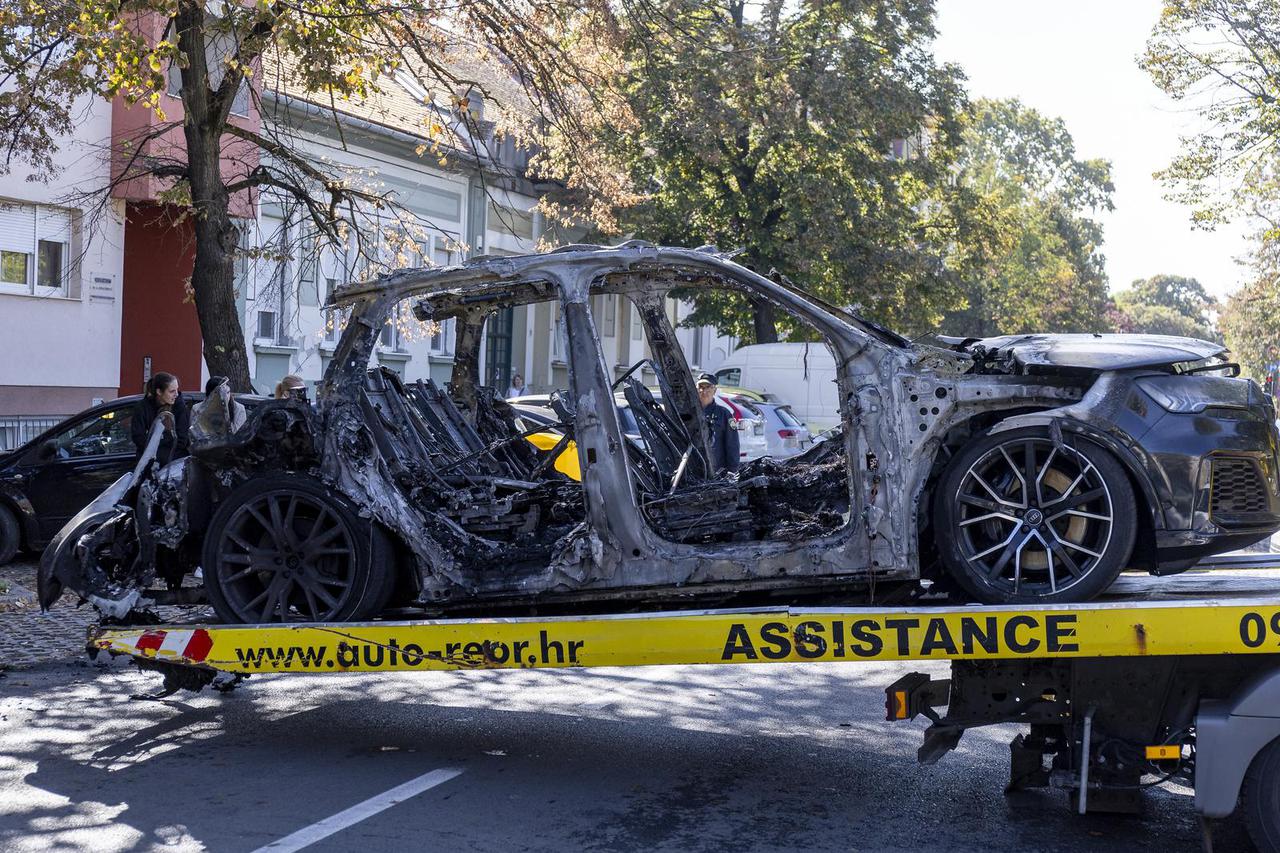 U centru Osijeka izgorio automobil