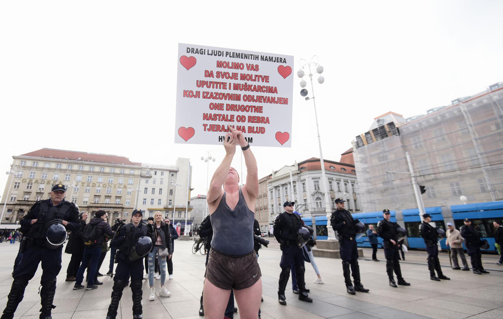 04.03.2023., Zagreb - Prosvjednici udruge "Ustani za slobodu" bukom su pokusali nadglasati muskarce koji su bili u molitvi krunice. Molitelje nisu smetali te nije bilo nikakvih incidenata. Photo: Neva Zganec/PIXSELL