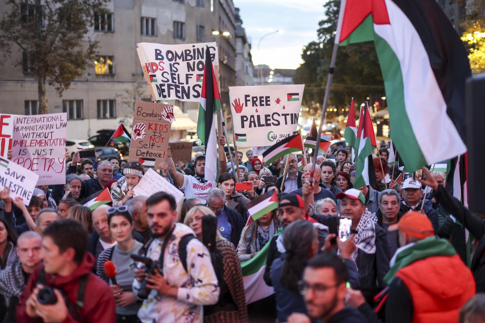 25.10.2023., Zagreb - Prosvjed Solidarno s Palestinom na Trgu zrtava fasizma. Ovaj prosvjed je dio globalnog odgovora na situaciju u kojoj se Gaza nemilosrdno bombardira svakoga dana, u kojoj nevjerojatan broj ljudi gubi svoje zivote.
 Photo: Igor Kralj/PIXSELL