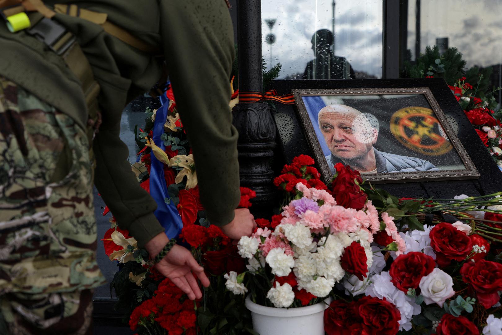 A man places flowers at a makeshift memorial for Yevgeny Prigozhin, head of the Wagner mercenary group, while marking 40 days since his death to respect an Orthodox tradition, in a street in Saint Petersburg, Russia, October 1, 2023. REUTERS/Anton Vaganov     TPX IMAGES OF THE DAY Photo: ANTON VAGANOV/REUTERS