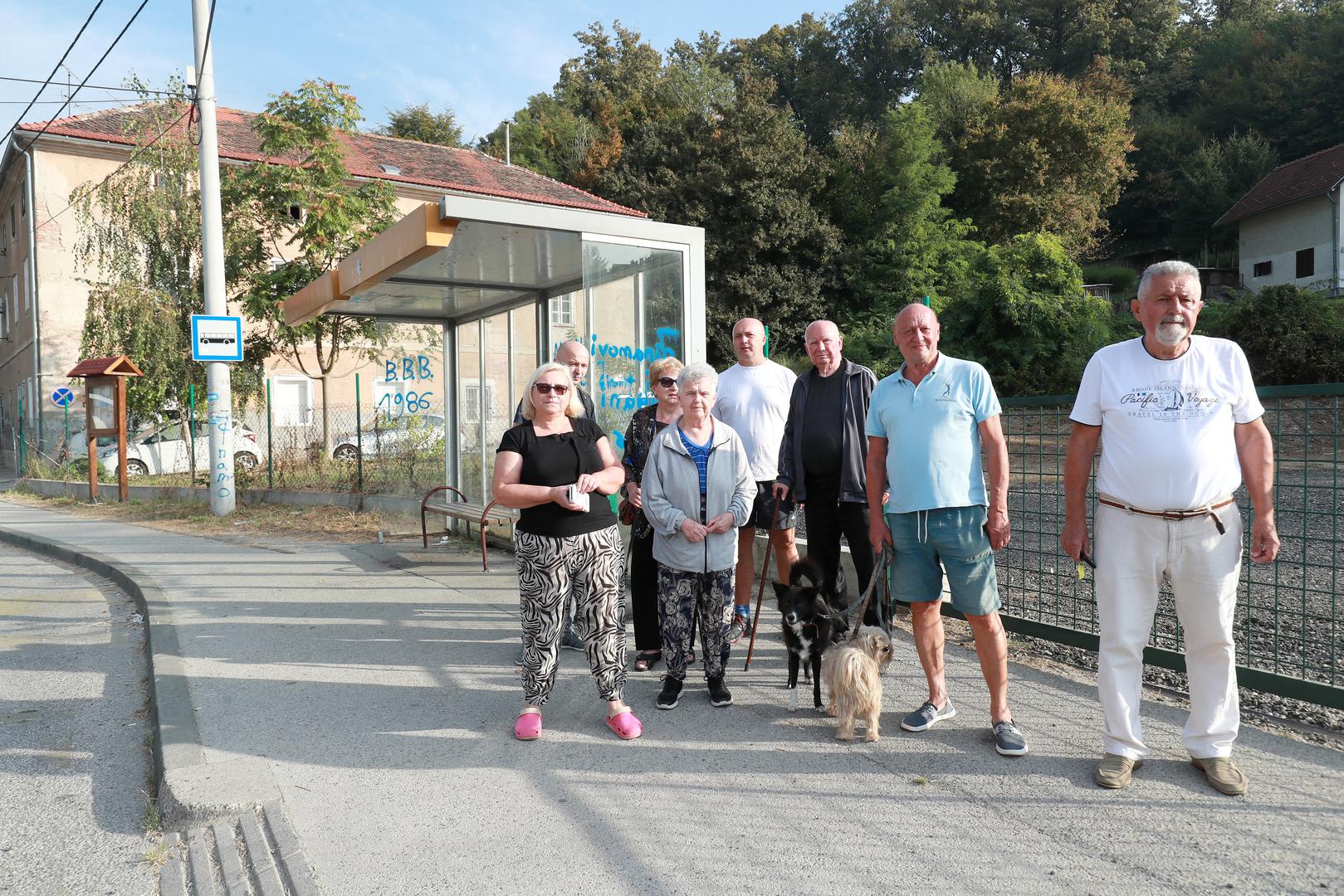 16.09.2020., Zagreb - Stanari ulice Crnomerec protive se izgradnji mobilnog reciklaznog dvorista. Napominju kako je nevjerojatno da ce ulaz biti preko skolske autobusne stanice te da nigdje nije izvjesena ploca koja opisuje radove. Optuzuju gradonacelnika Milana Bandica da se na svoju ruku bi bez prostornog plana te strucne studije i u blizini skole odlucio na takav potez. 
Photo: Sanjin Strukic/PIXSELL