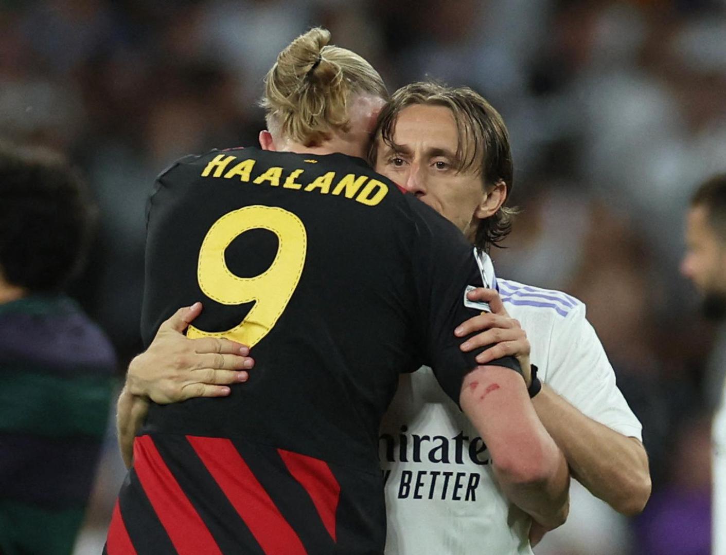 Soccer Football - Champions League - Semi Final - First Leg - Real Madrid v Manchester City - Santiago Bernabeu, Madrid, Spain - May 9, 2023 Manchester City's Erling Braut Haaland hugs Real Madrid's Luka Modric after the match REUTERS/Isabel Infantes Photo: Isabel Infantes/REUTERS