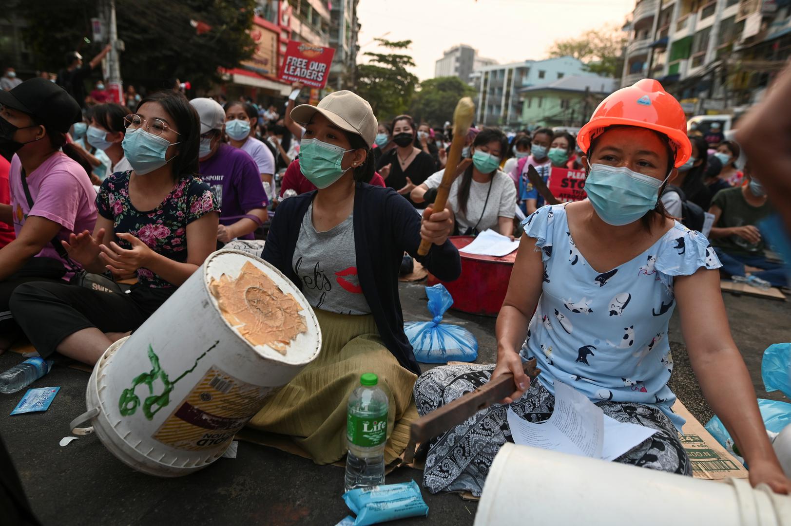 Anti-coup night protest in Yangon People  take part in an anti-coup night protest at Hledan junction in Yangon, Myanmar, March 14, 2021. REUTERS/Stringer STRINGER