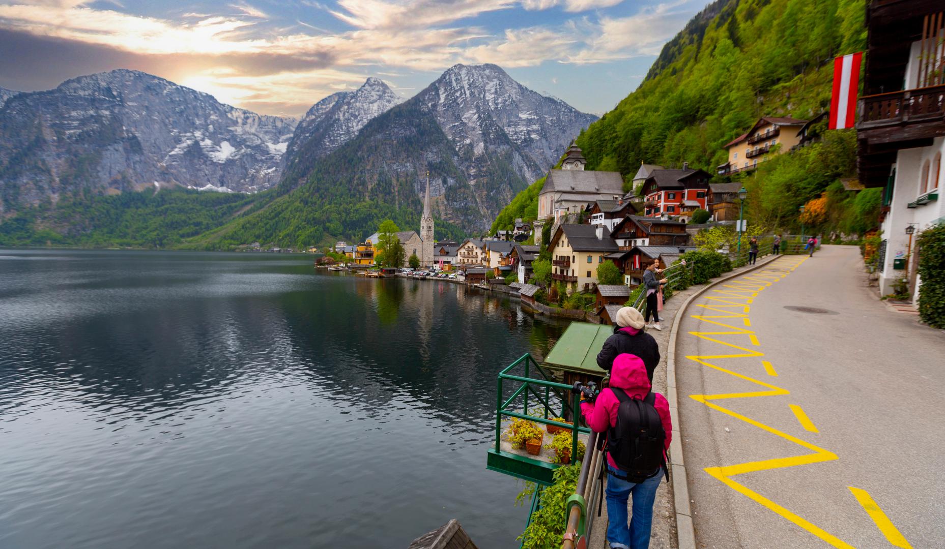 Hallstatt, Austrija: Hallstatt, sa svojih samo 700 stanovnika, suočava se s velikim pritiskom turizma. S do 10.000 posjetitelja dnevno, naselje je preplavljeno turistima koji dolaze zbog njegovog slikovitog pejzaža. Međutim, prenapučenost i buka ugrožavaju mir i tišinu koja je privlačna posjetiteljima. Stanovnici su podigli zid kako bi blokirali popularno mjesto za fotografiranje, a gradonačelnik radi na smanjenju autobusnog prometa.