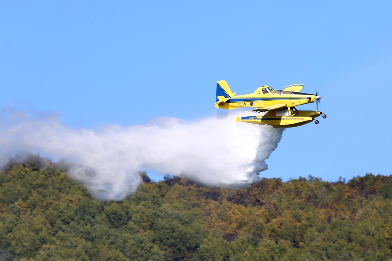 Air Tractor i Kanader vrše natapanje opožarenog terena kod Tribunja