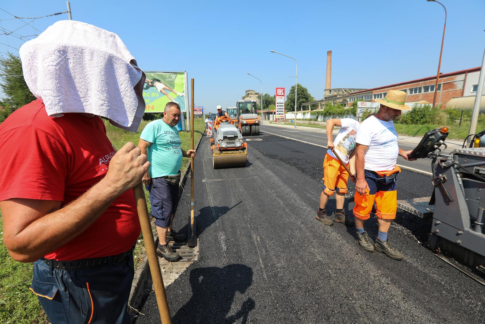 Radnici Zagrebačkih cesta polažu novi asfaltni sloj u sklopu ljetne rekonstrukcije zagrebačkih prometnica. Desetak radnika, na temperaturi koja prelazi četrdeset stupnjeva, polaže asfalt čija je temperatura nevjerojatnih sto šezdeset stupnjeva.