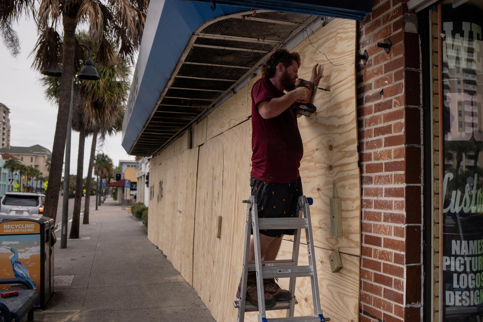 FILE PHOTO: Steve Pizzano helps board up a friend's souvenir shop ahead of the arrival of Hurricane Idalia in Clearwater Beach, Florida, U.S., August 29, 2023.  REUTERS/Adrees Latif/File Photo Photo: ADREES LATIF/REUTERS