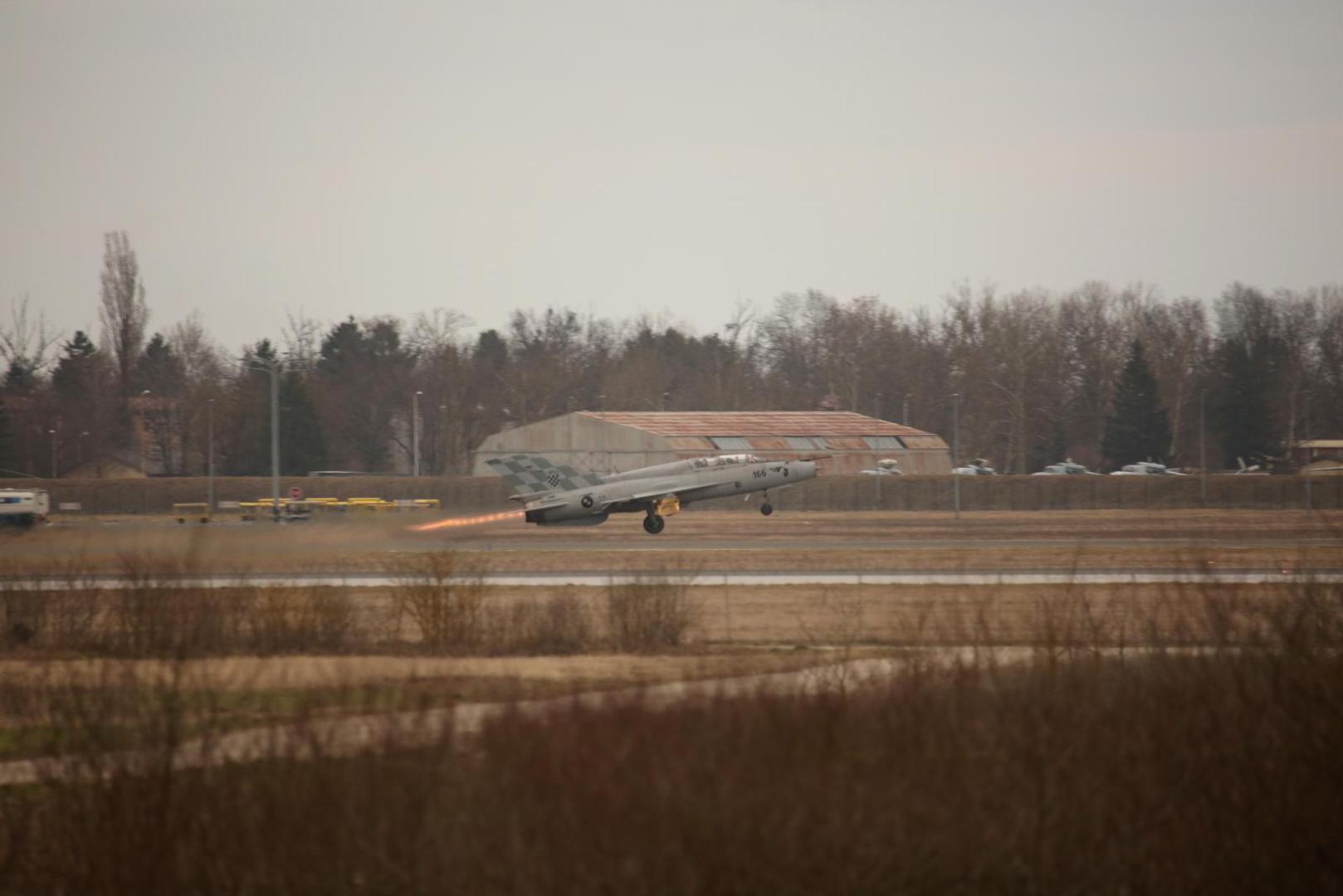 01.01.2000., Zagreb - Dva borbena zrakoplova Rafale preletjela su Zagreb, a tri MiG-a Hrvatskog ratnog zrakoplovstva presrela su ih te otpratila do zracne luke Franjo Tudjman u sklopu zajednickih vojnih vjezbi Hrvatske i Francuske. Photo: Slaven Branislav Babic/PIXSELL