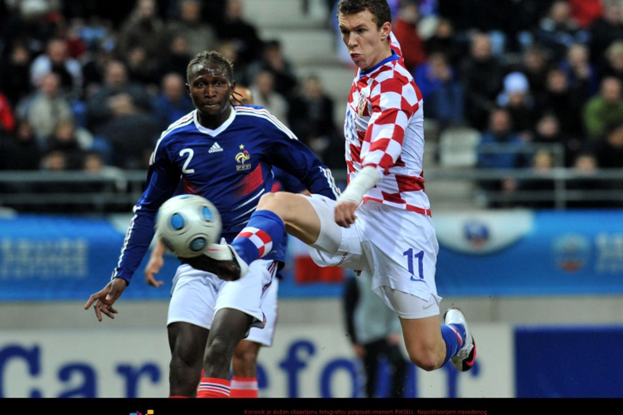 '02.03.2010., Francuska - Reims, stadion Auguste Delaune, Hrvatska nogometna reprezentacija U-21. Prijateljska nogometna utakmica izmedju Francuske i Hrvatske. Ivan Perisic, Mapou Yanga Mbiwa Photo: M