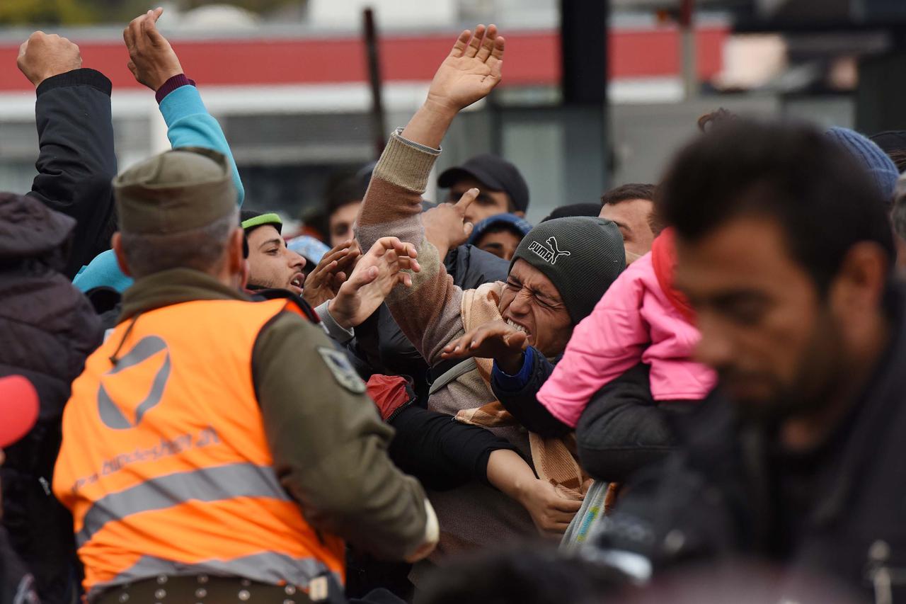 22.10.2015., Spielfeld, Austrija - Na austrijsku granicu stiglo vise od 2000 migranata, a tisuce su jos u dolasku.  Austrijska policija uvodi red jer je pritisak iz Slovenije prevelik. Izbjeglice autobusima krecu prema Njemackoj.  Photo: Vjeran Zganec Rog