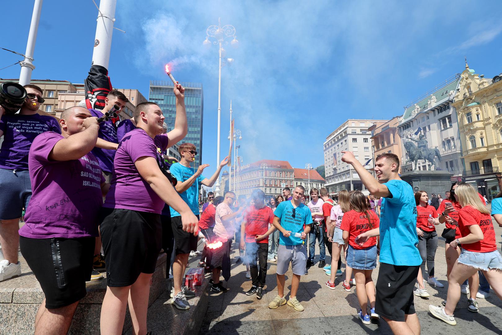 24.05.2024., Zagreb - Zagrebacki maturanti okupljaju se na Trgu bana Josipa Jelacica od kuda ce u povorci krenuti prema Bundeku gdje ce obiljeziti zavrsetak srednjoskolskog obrazovanja. Photo: Sanjin Strukic/PIXSELL