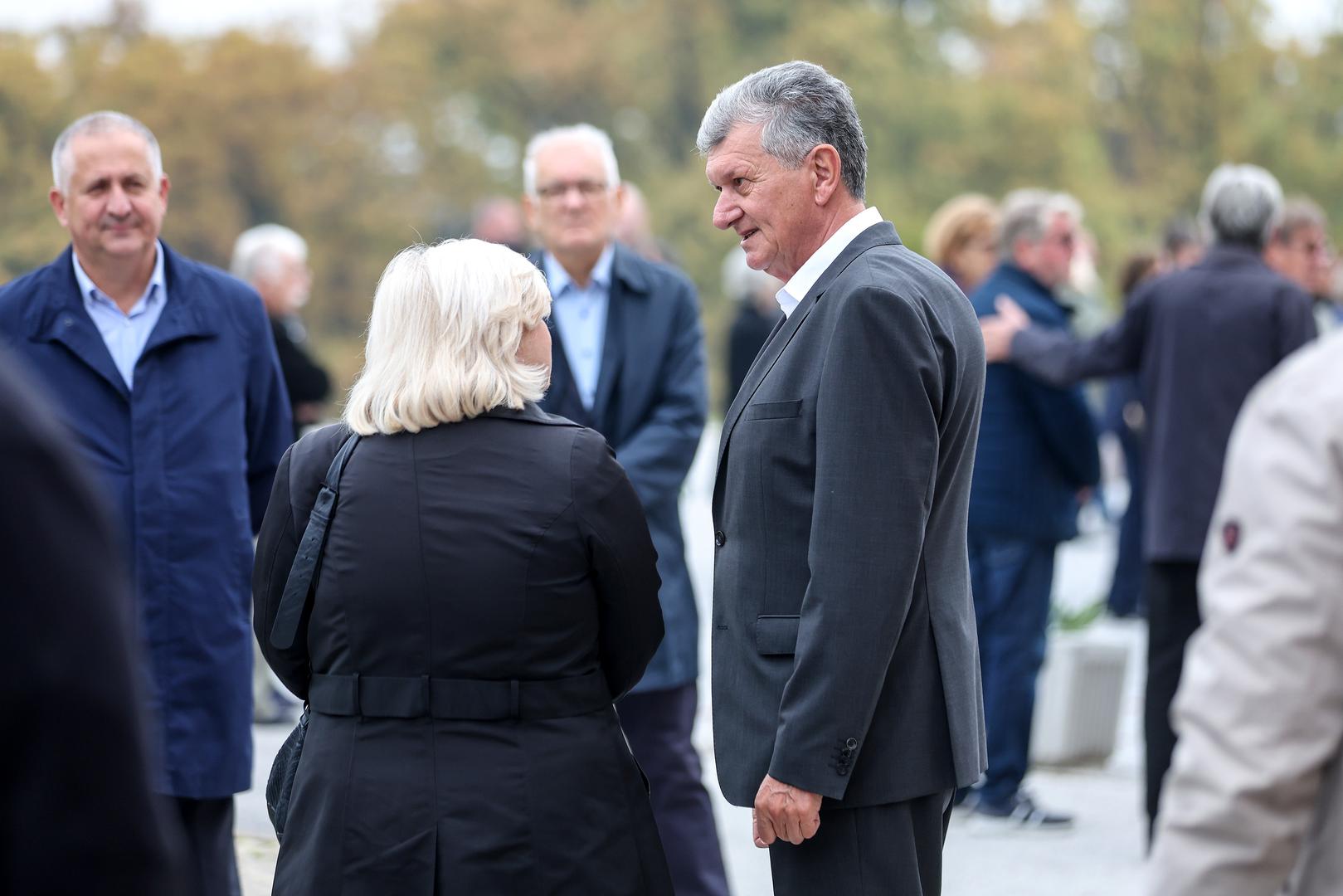 Obitelj, kolege, prijatelji i građani okupili su se izraziti sućut. 