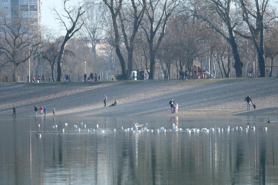 Lijepo vrijeme privuklo građane na odmor i u šetnju uz jezero Bundek