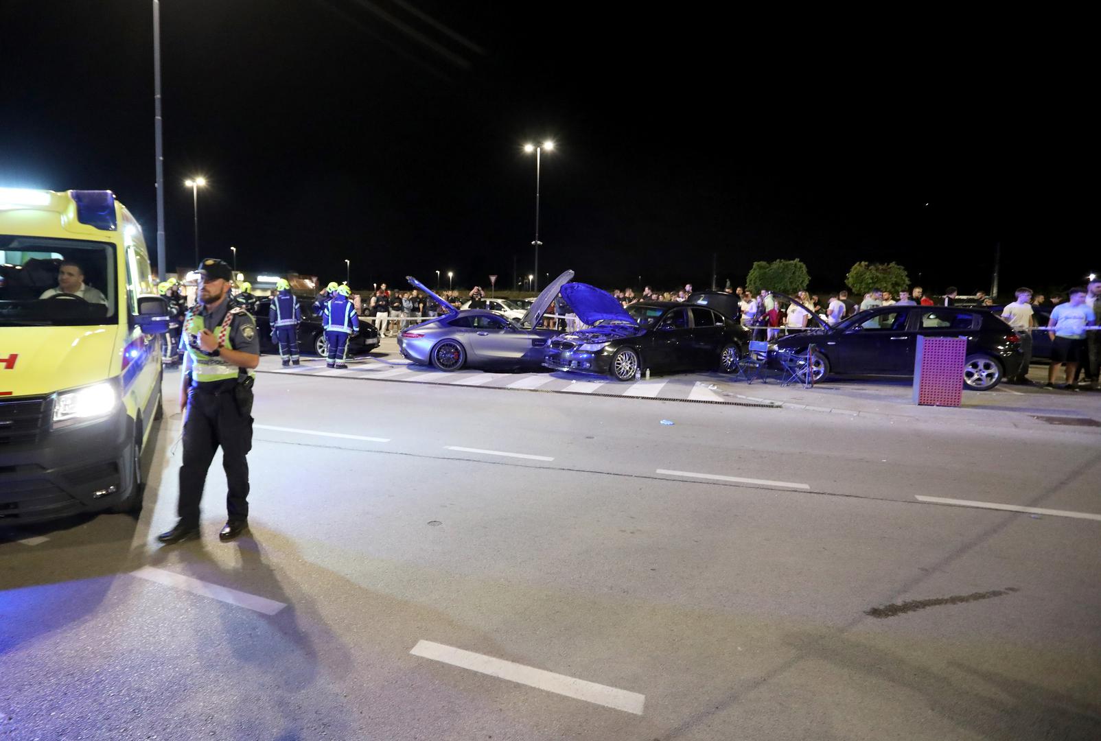 16.06.2023., Zagreb - Teska prometna nesreca dogodila se u veceras oko 22 sata u Buzinu kada je vozac automobila naletio na vise pjesaka na parkiralistu trgovackog centra. Više ozljedjenih osoba lezalo je na podu po dolasku hitnih sluzbi te su pozvana jos troja kola hitne pomoc. 
Osobu koja se nalazila ispod osobnog vozila oslobodili su djelatnici Hitne medicinske pomoci.  Photo: Emica Elvedji/PIXSELL