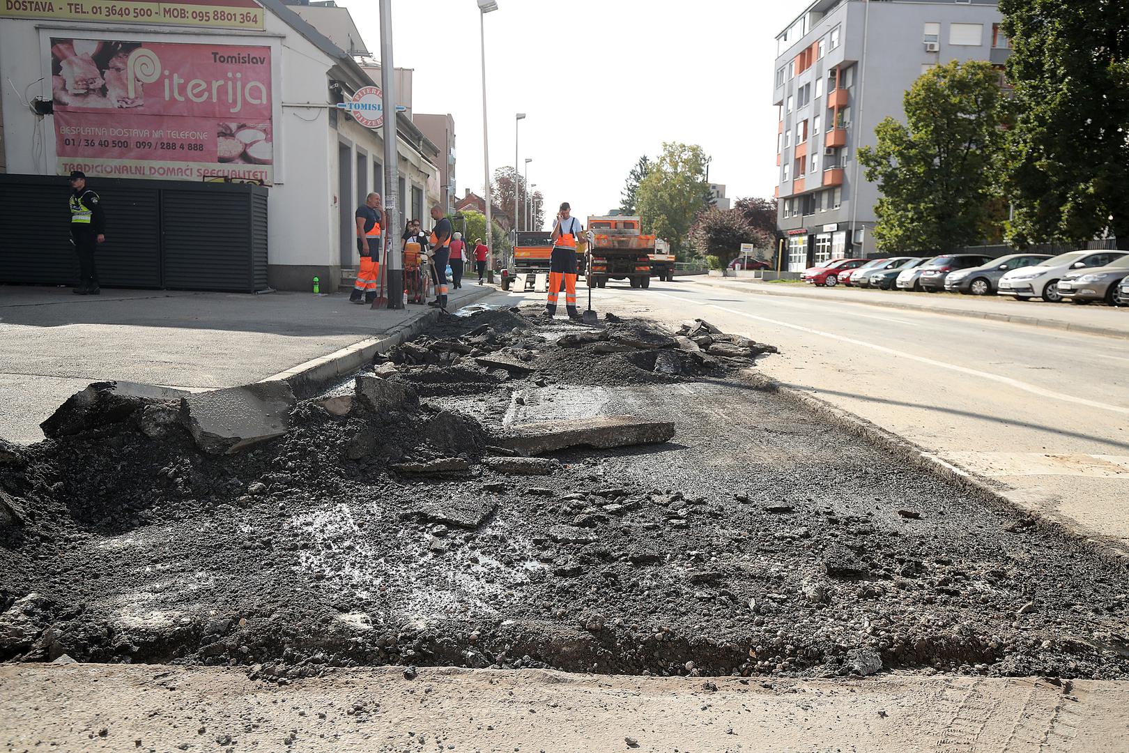 27.9.2021., Zagreb - Zbog puknute vodovodne cijevi u Selskoj ulici poplavljen je dio gradske cetvrti Tresnjevka sjever. Cijev je pukla ispred kucnog broja 173 u Selskoj ulici, gdje je nastala velika i duboka rupa. Podrumi, garaze i neka kucanstva u Selskoj i okolnim ulicama su poplavljena. Trenutno se sanira ostecenje vodovodne cijevi, pa je promet tim djelom Selske ulice zatvoren. Popisivaci bi kroz nekoliko dana trebali izaci na teren kako bi ustvrdili stetu na poplavljenim objektima. 
Photo: Goran Stanzl/PIXSELL