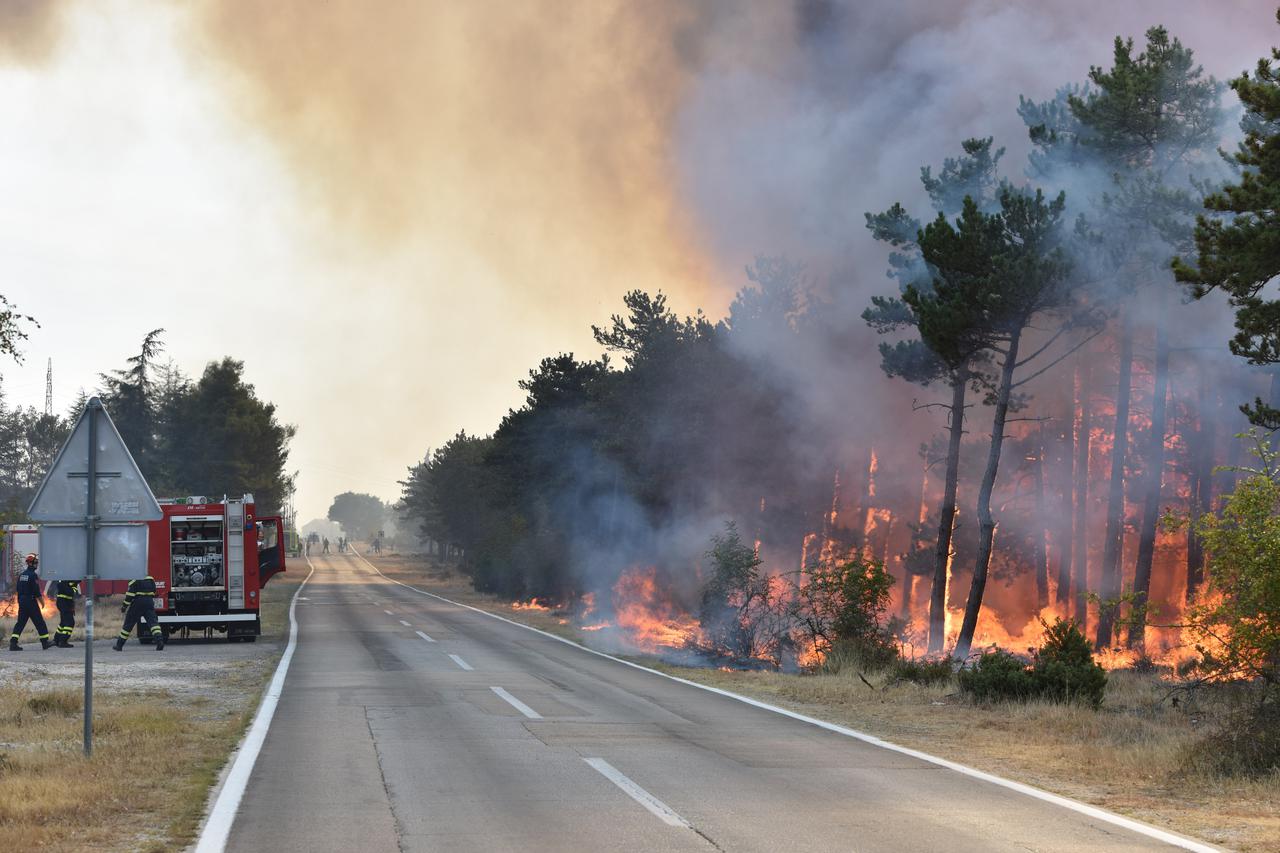 Jak vjetar otežava gašenje požara kod Kistanja