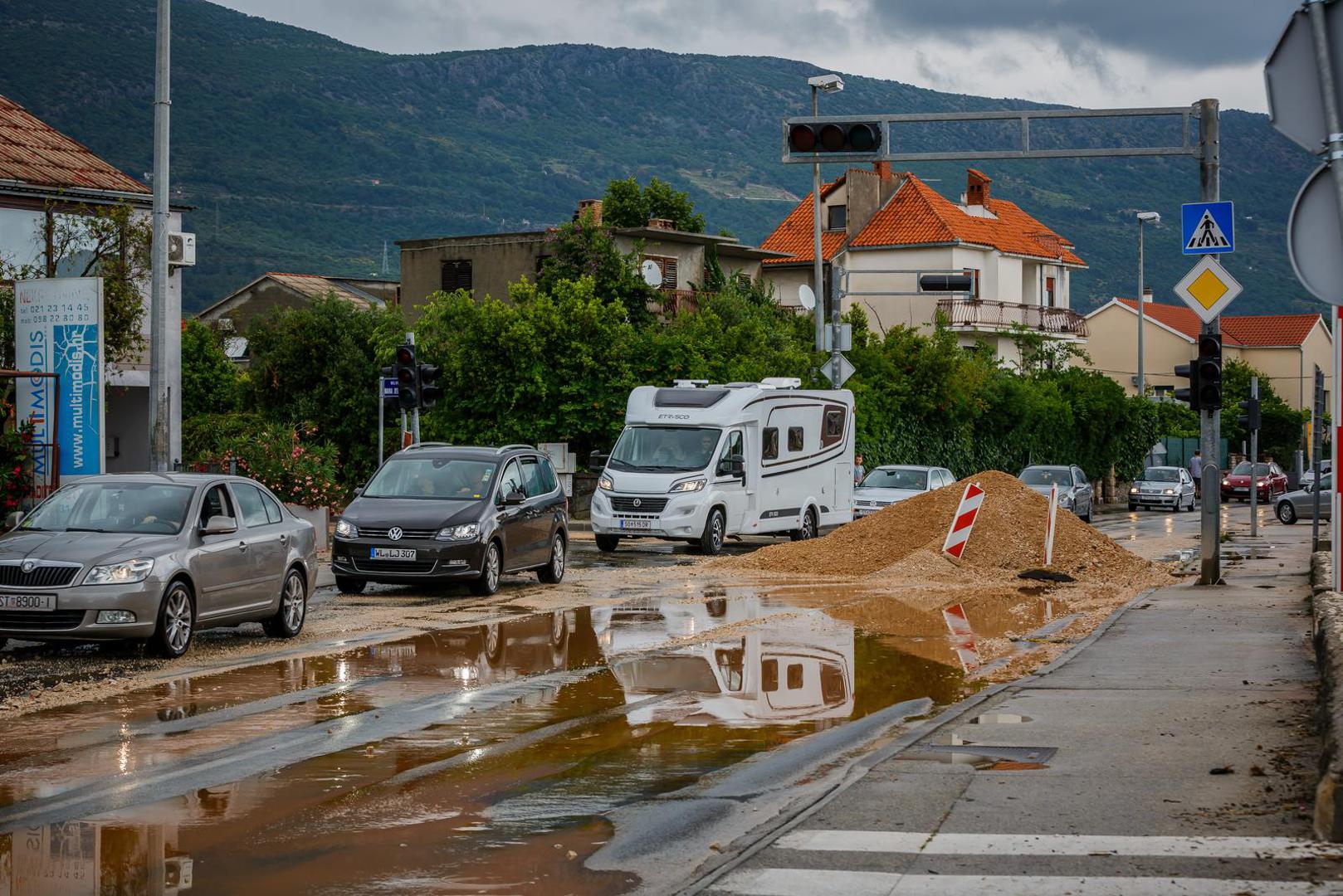 30.05.2022., Kastela - Tijekom jutra sire trogirsko i kastelansko podrucje zahvatilo je olujno nevrijeme s obilnom kisom, te su mnoge kuce i poslovni prostori poplavljeni.

 Photo: Zvonimir Barisin/PIXSELL