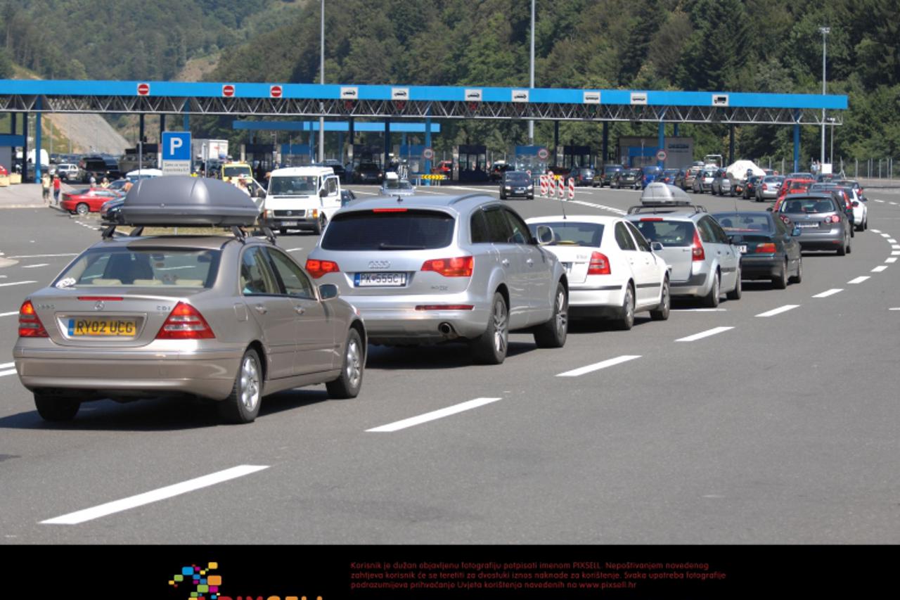 '10.07.2011. Granicni prijelaz Macelj - Na granicnom prijelazu Macelj danas nije bilo vecih guzvi na izlazu iz Hrvatske. Photo: Matija Topolovec/PIXSELL'