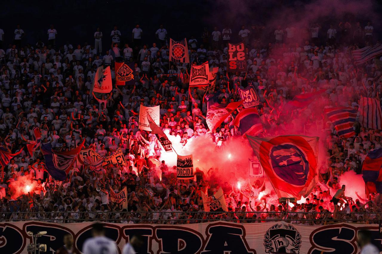 Split: Stadion Poljud,  Finale Hrvatskog nogometnog kupa HNK Hajduk - HNK Rijeka, navijači 