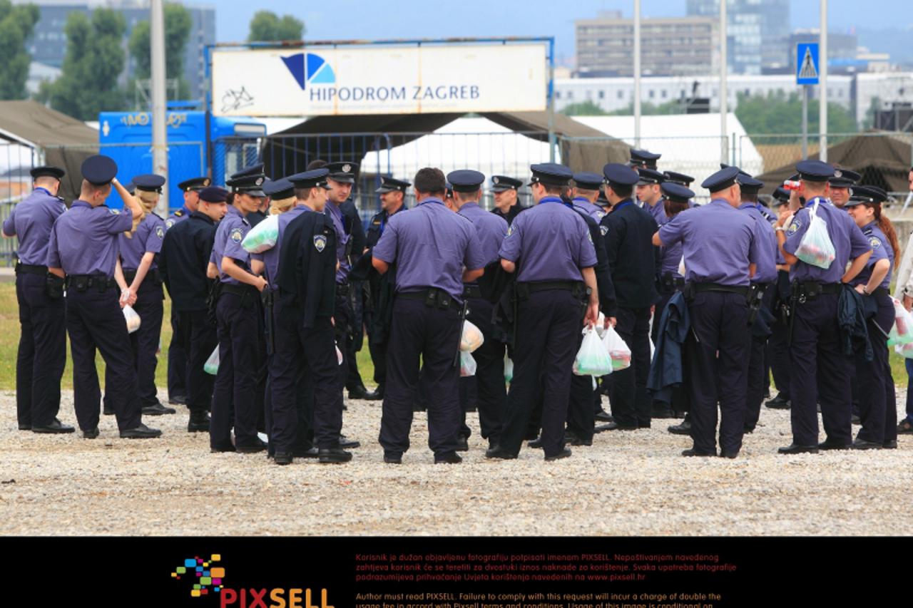 \'03.06.2011., Zagreb - Radovi za dolazak Svetog Oca na hipodromu ulaze u posljednju fazu izgradnje te je u tijeku zavrsavanje i uredivanje.  Photo: Zeljko Lukunic/PIXSELL\'