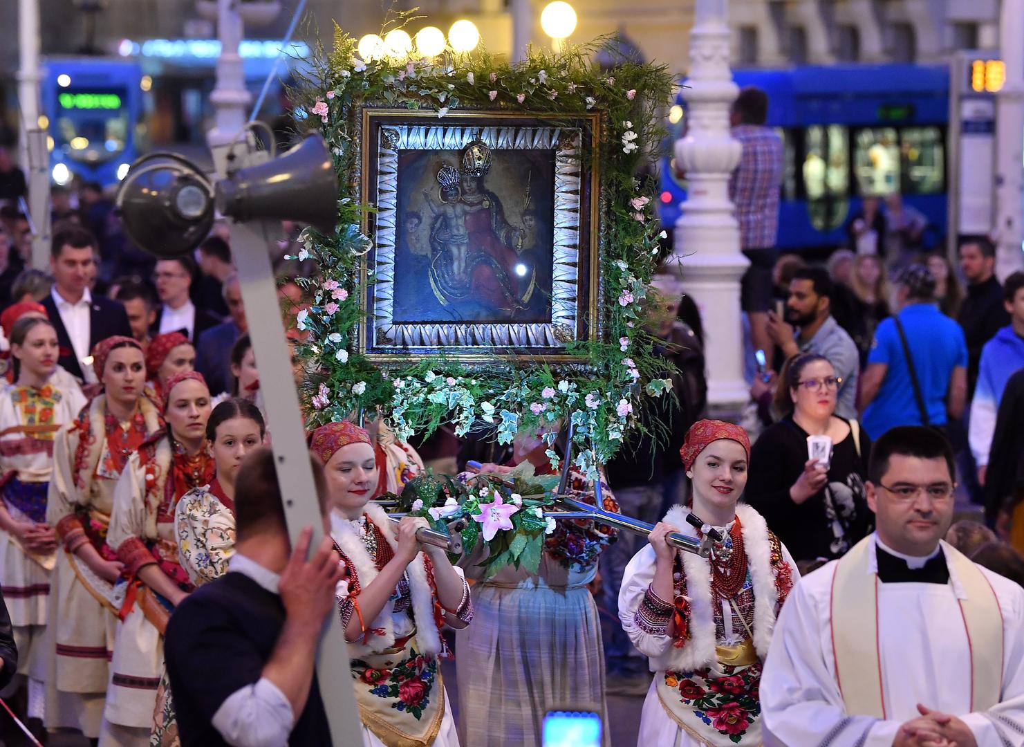 Slijede zatim dva važna datuma, onaj 8. rujna kada se slavi rođenje Blažene Djevice Marije ili Mala Gospa te 31. svibnja kada je Pohođenje Blažene Djevice Marije. Uz te blagdane su i četiri obvezna spomendana: 22. kolovoza - Spomen Blažene Djevice Marije Kraljice, 15. rujna - Spomen Blažene Djevice Marije Žalosne, 7. listopada - Spomen Blažene Djevice Marije od Svete Krunice i 1. studenog - Prikazanje Blažene Djevice Marije.