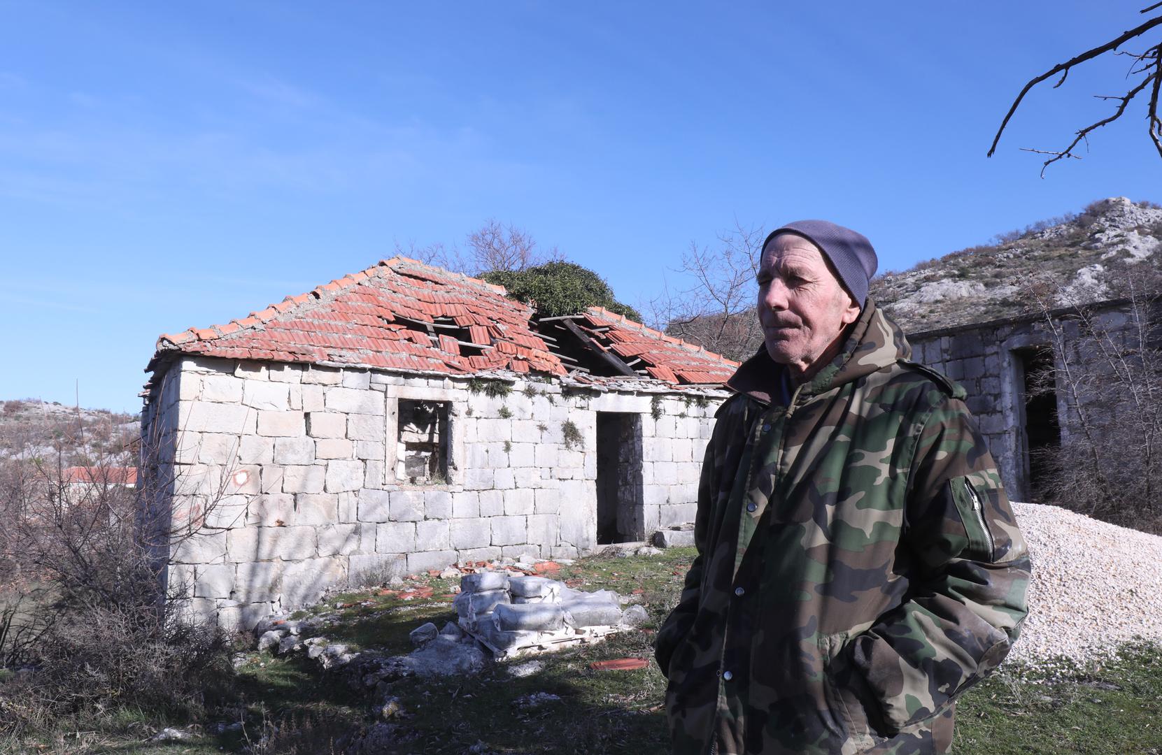 Zdravko Spajić, poznat kao "gradonačelnik", živi u samoći, okružen tek brdima.