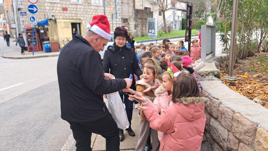 Konjička karavana djeda Božićnjaka kroz grad Sinj