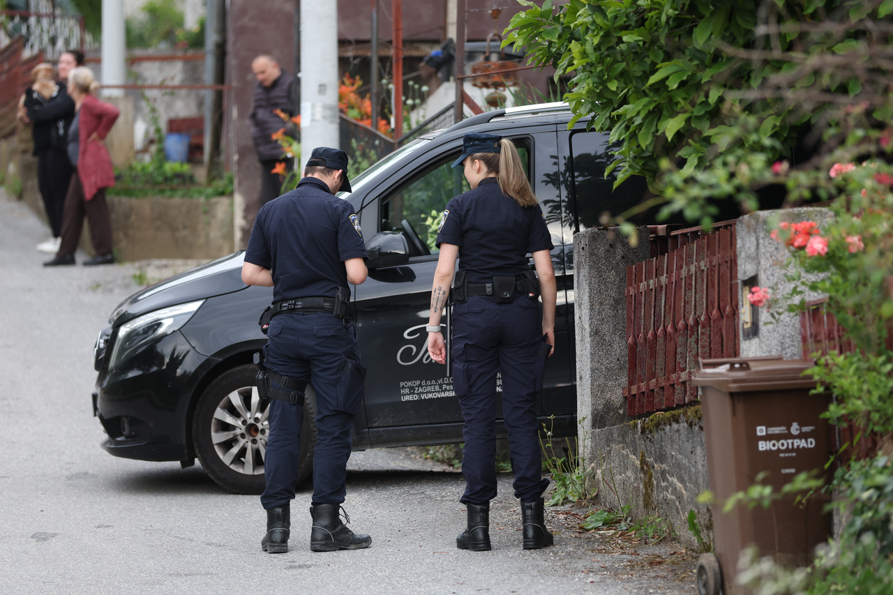 Policijski očevid u Susedgradu gdje je muškarac bez odjeće sjekirom oštetio nekliko automobila