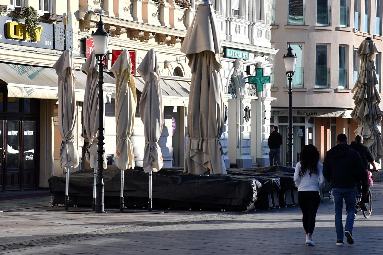 Slavonski Brod: Terase kafića u središtu grada čekaju popuštanje epidemioloških mjera