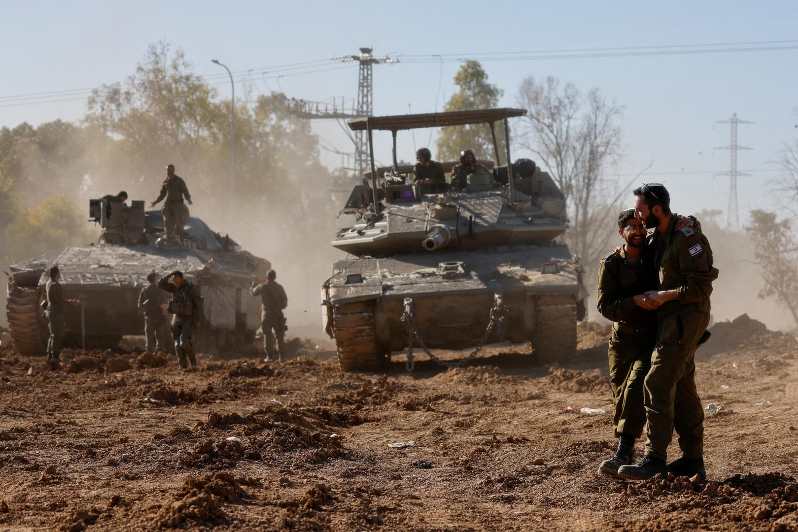 Israeli soldiers embrace after returning from the Gaza strip, amid the ongoing conflict between Israel and Palestinian Islamist group Hamas, in southern Israel, February 29, 2024. REUTERS/Amir Cohen      TPX IMAGES OF THE DAY Photo: AMIR COHEN/REUTERS