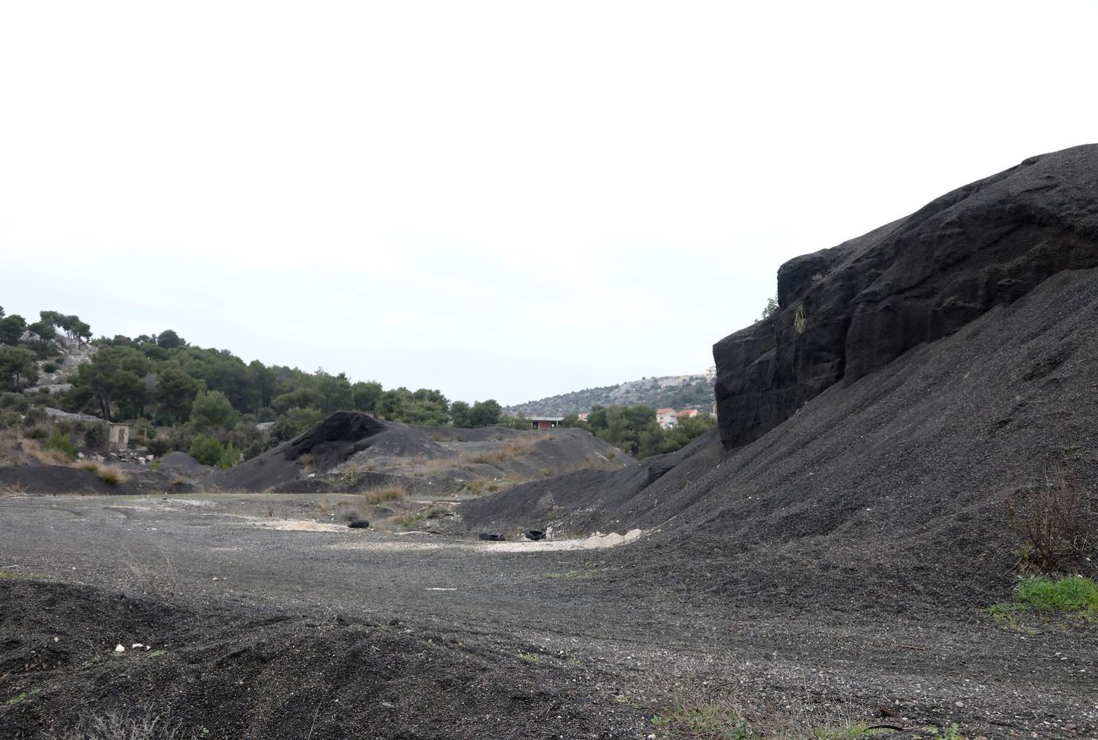 25.02.2023., Sibenik - Ostaci otpadne troske na terenu bivse tvornice elektroda i feroleguta TEF u Sibeniku.
  Photo: Dusko Jaramaz/PIXSELL