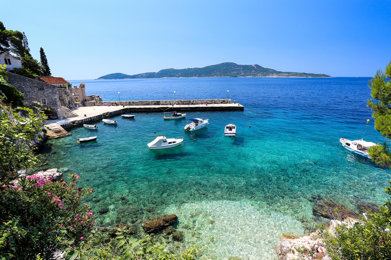 Plaža Trstenik: Plaža Trstenik jedna je od najboljih plaža u dubrovačkoj regiji – reći će vam čak i mještani. Nalazi se u samom srcu Trsteničkog zaljeva i naselja. Plaža se proteže prilično daleko i prilično je široka za hrvatske pojmove. More je kristalno čisto i predivne plave boje. Sa svoje povoljne lokacije pruža se prekrasan pogled na kanal, a ova jedinstvena plaža je zbog svog položaja znatno duže izložena izravnom suncu. Duž zaljeva nižu se kafići, a u blizini se nalazi trgovina mješovitom robom. Ova plaža ima pristup za dječja/invalidska kolica i nema stepenica.