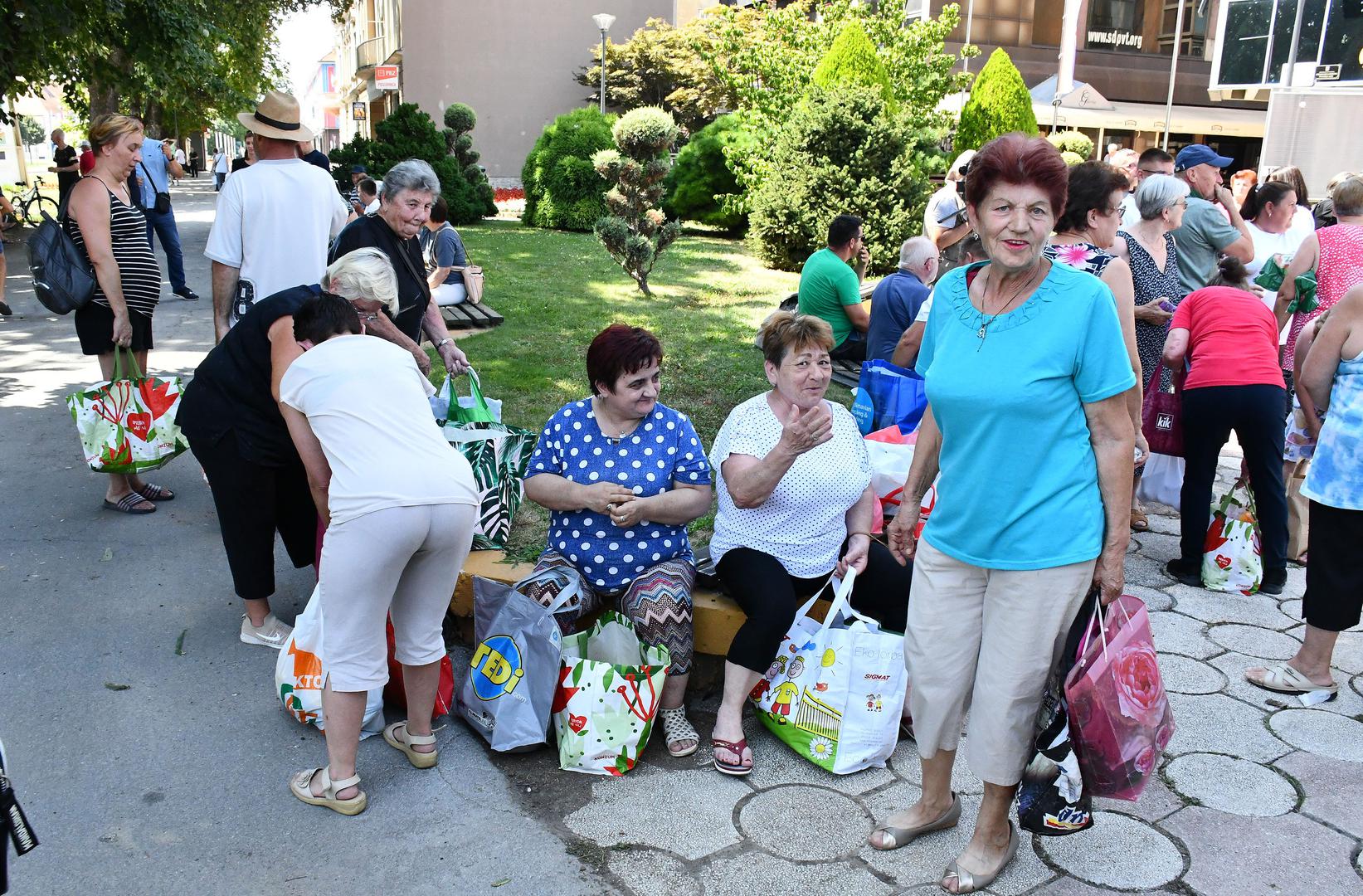 01.08.2024., Virovitica - Podravski povrtlari besplatno su od 14 sati na virovitickom Trgu kralja Tomislava dijelili povrce zainteresiranim gradjanima u znak protesta zbog nerjesavanja problema s nelojalnom konkurencijom, odnosno privilegiranja uvoznog povrca na trzistu. Photo: Ivica Galovic/PIXSELL