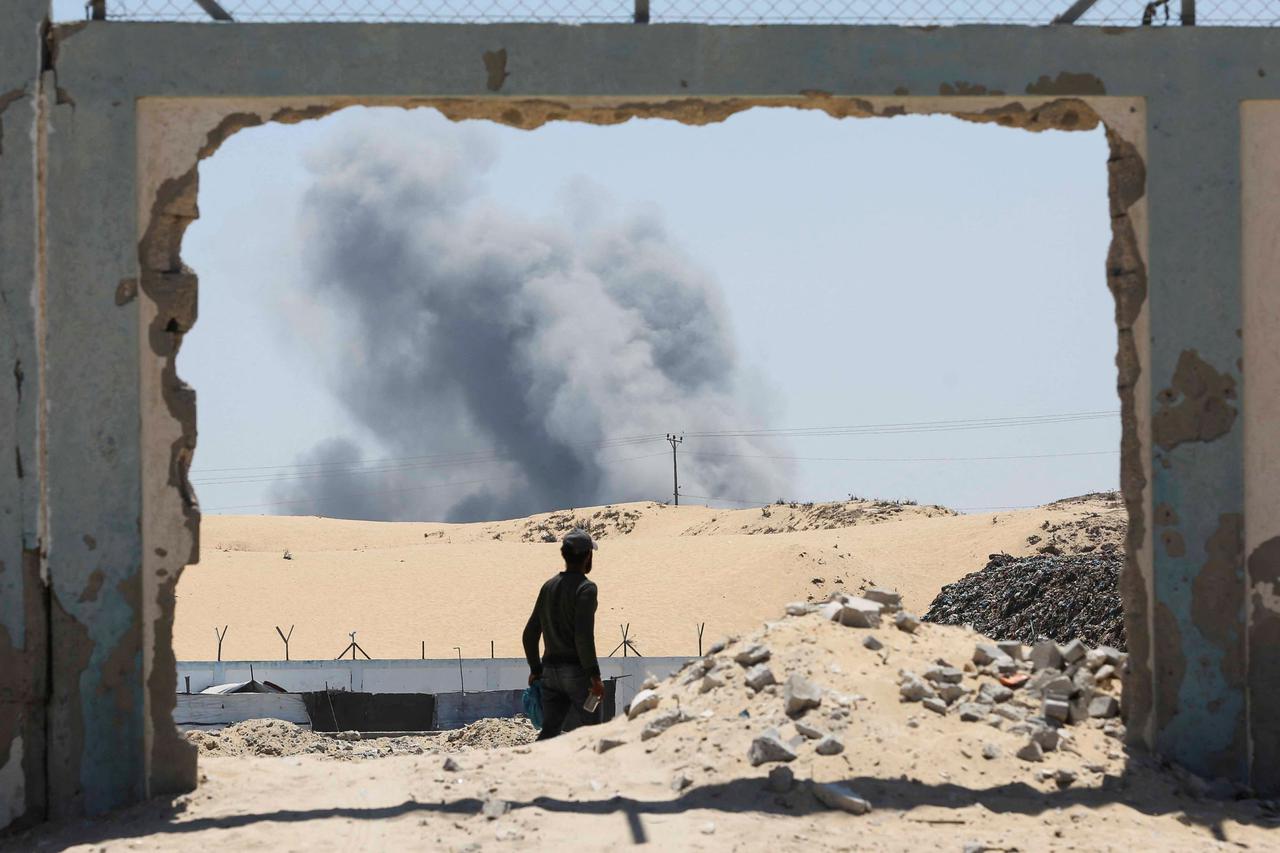 Displaced Palestinians make their way as they flee the eastern part of Khan Younis