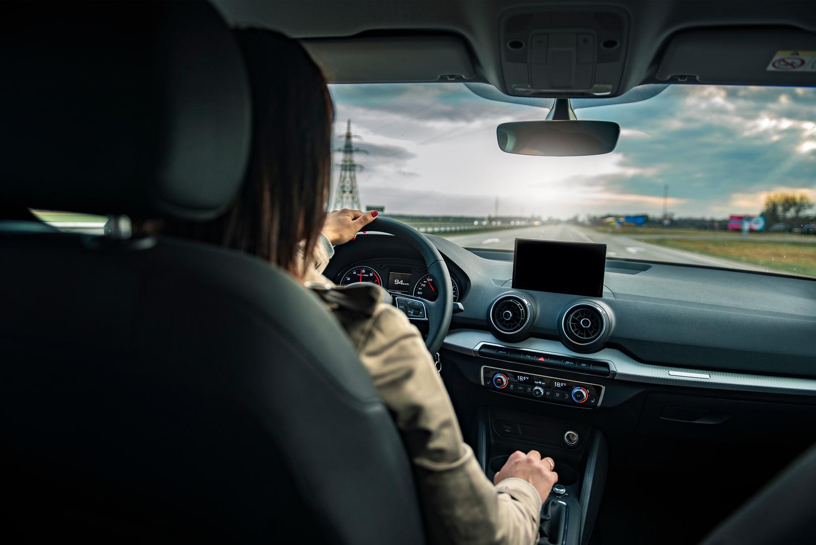 Sjedala i nasloni za glavu: Sjedala u automobilu, pogotovo vozačevo, mogu sadržavati između 300 i 650 bakterija zbog znoja, hrane i drugih nečistoća. Nasloni za glavu također skupljaju prljavštinu, ulja i znoj, što ih čini idealnim za razvoj neugodnih mirisa i bakterija. Savjet: Počnite usisavanjem svih mrvica i prašine. Zatim koristite otopinu tople vode i deterdženta ili octa kako biste očistili površine. Za tvrdokorne mrlje, pospite sodu bikarbonu i ostavite da djeluje prije nego obrišete.