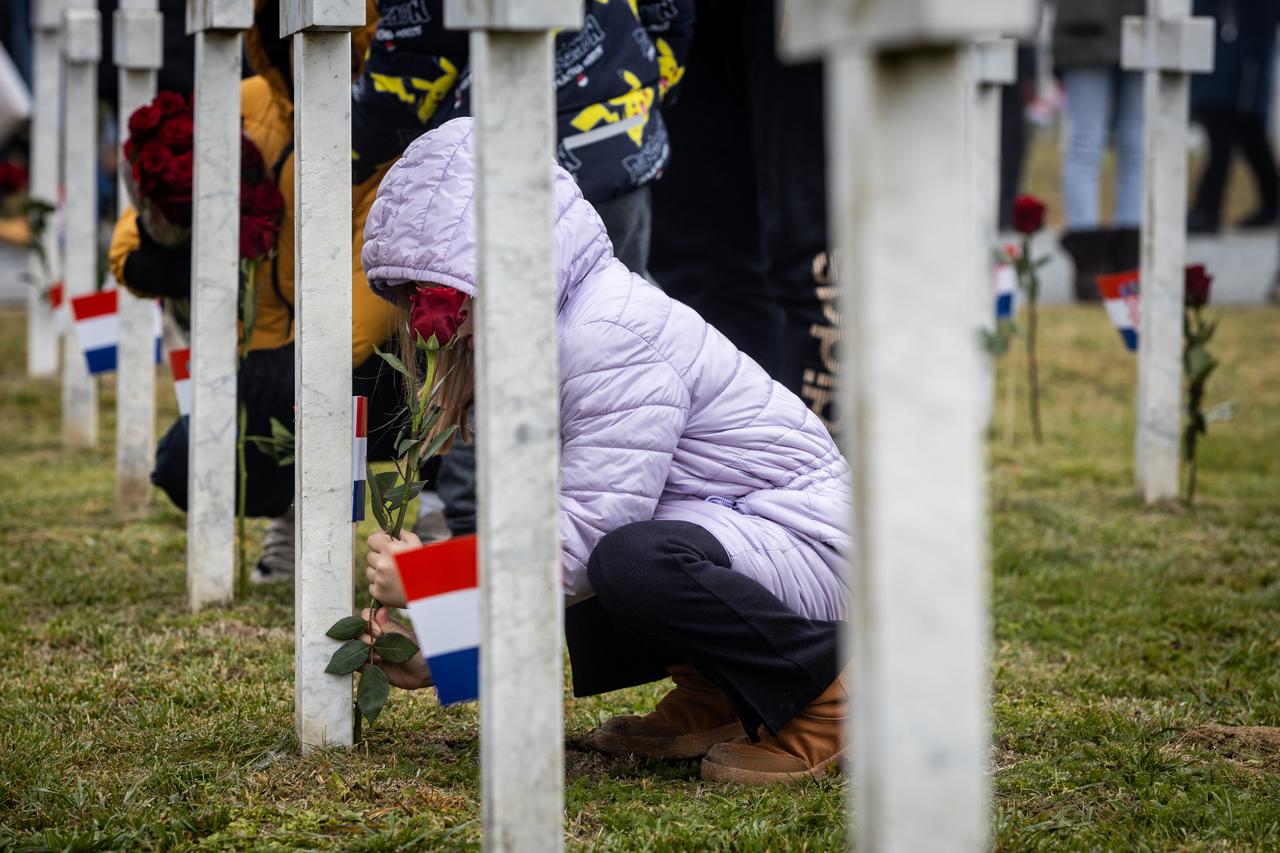 Vukovar: Misa i polaganje ruža vukovarskih majki na Memorijalnom groblju Vukovar