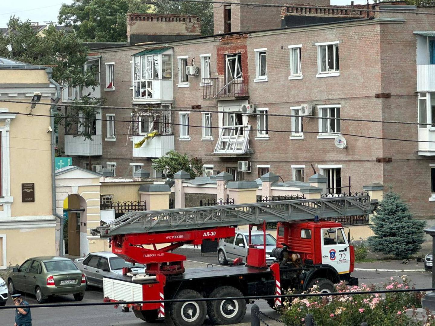 View of a damaged building near the site of the blast in the center of Taganrog, Russia July 28, 2023.  Telegram channel of Vasily Golubev, Governor of the Rostov region/Handout via REUTERS  ATTENTION EDITORS - THIS IMAGE WAS PROVIDED BY A THIRD PARTY. NO RESALES. NO ARCHIVES. MANDATORY CREDIT Photo: VASILY GOLUBEV/REUTERS