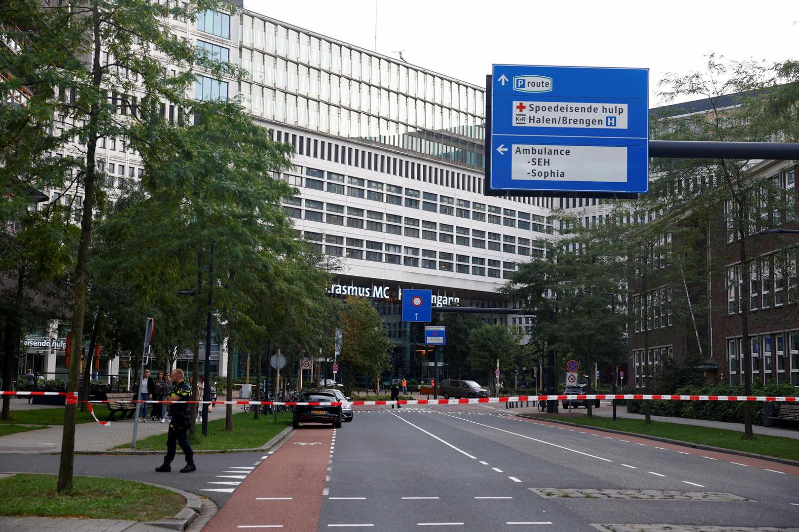 Police officers secure the area, near a medical center, after Dutch police arrested a suspect after a shooting in Rotterdam, Netherlands, September 28, 2023. REUTERS/Piroschka van de Wouw Photo: Piroschka van de Wouw/REUTERS