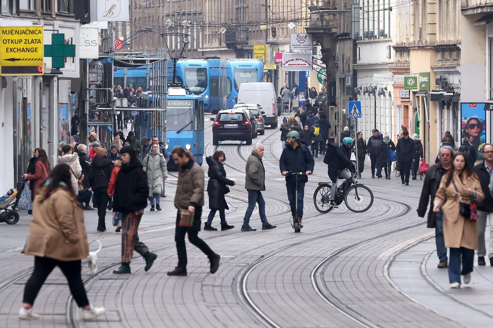 22.12.2023., Zagreb - Zadnjeg radnog dana pred blagdanski produzeni vikend stanje u centru grada je kaoticno, kako u pjesackim zonama tako i u automobilskom i javnom prometu. Za sve one koji niti ove godine nisu uspjeli panirati sve obveze prije guzvi savjet je da cuvaju zivce i iduce godine vise pozornosti posvete planiranju. Photo: Patrik Macek/PIXSELL