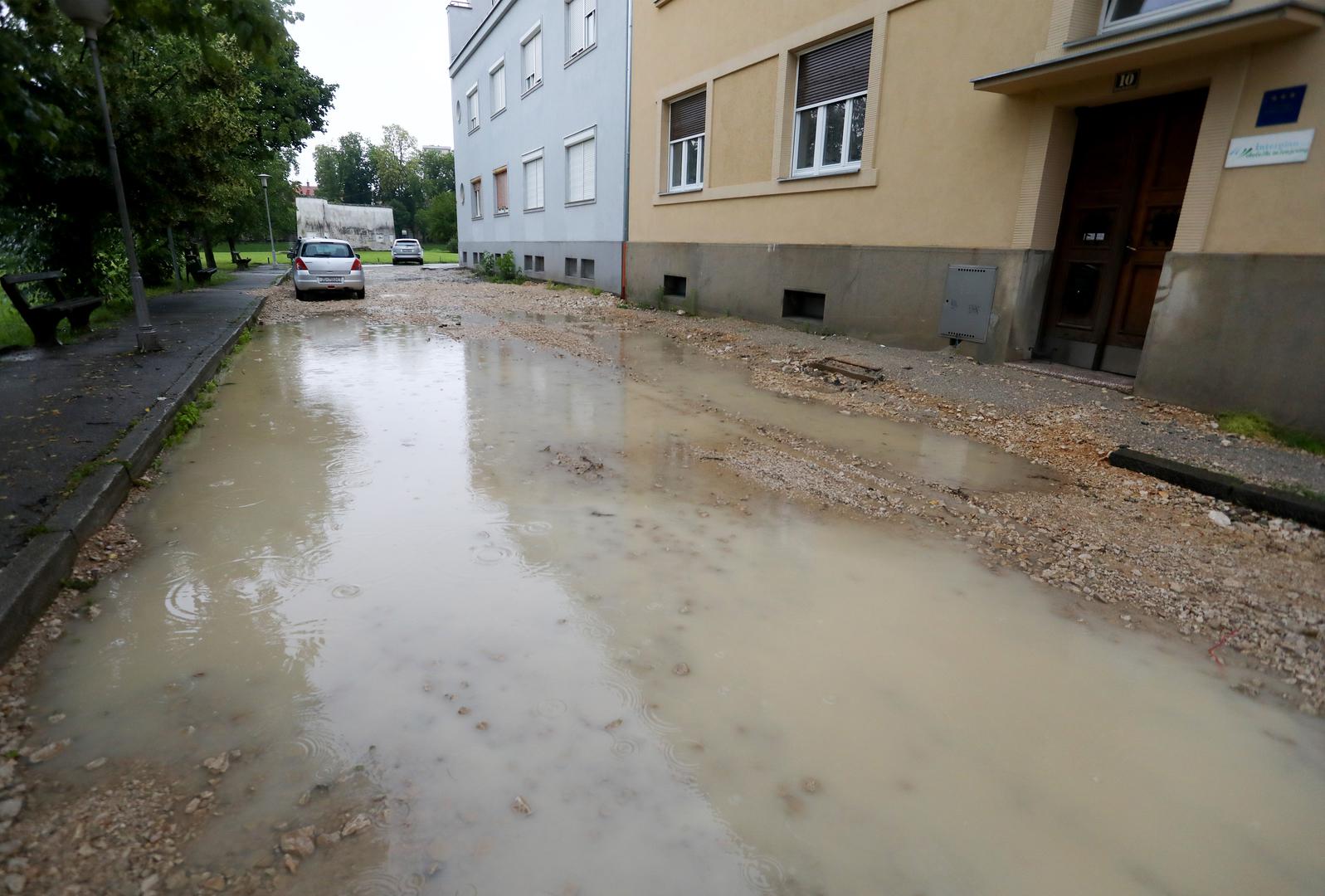 28.05.2024., Karlovac - Od posljedica jake i olujne kise koja je pocela padati oko 15.30 sati poplavljene su brojne ulice, nadvoznjaci i podrumi. Brojni automobili ostali su poplavljeni,a neki vozaci zapeli su u vodi ispod nadvoznjaka na Rakovcu. Photo: Kristina Stedul Fabac/PIXSELL